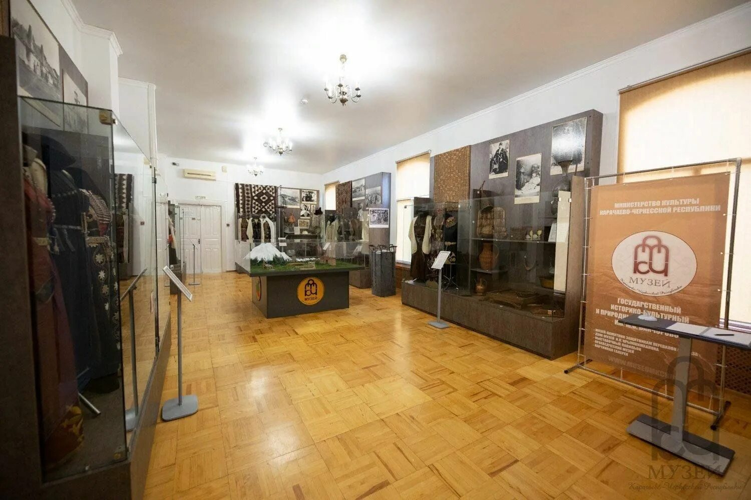 Реконструкция музей либескинд. Краеведческий музей черкесск. 100 летие карачаево черкесской республики. Карачаево черкесский музей. Выставка город мастеров.
