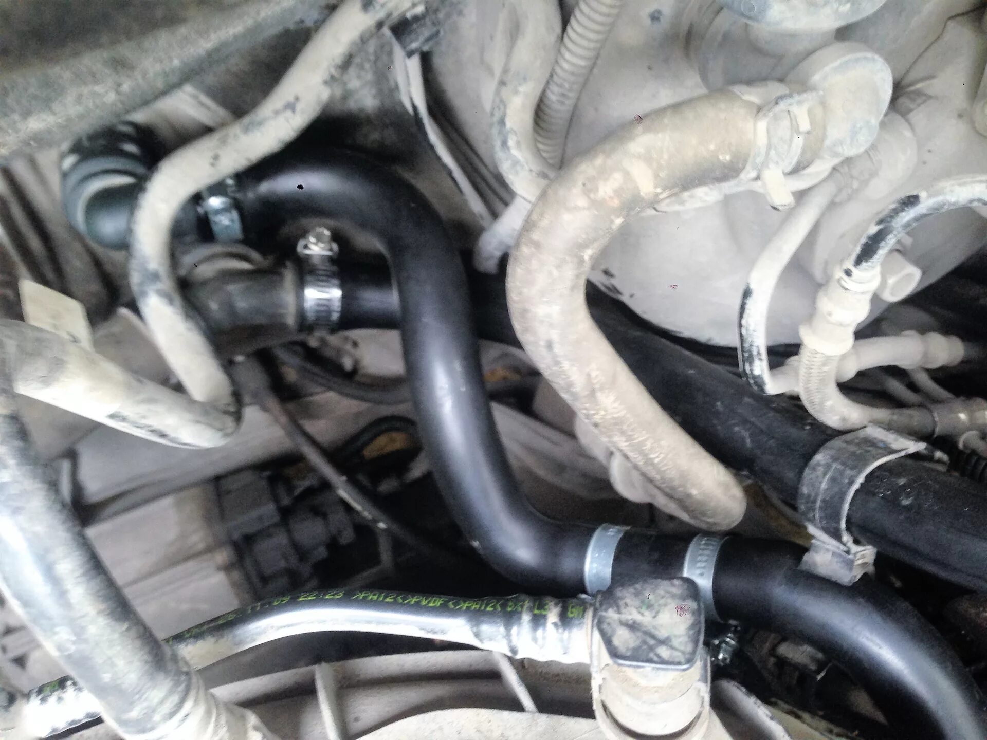 Как идут патрубки. Как идут патрубки. Патрубок с расширительного бачка на термостат ваз 2114. Шланг системы охлаждения двигателя opel astra j 1. Как идут патрубки.