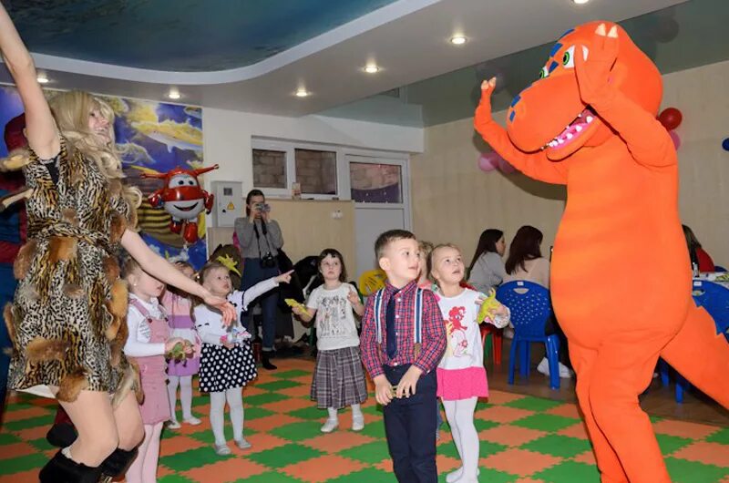 Аниматор динозавр. Аниматоры динозавры на детский праздник. аниматоры в стиле динозавров. аниматор динозавр на детский день рождения.