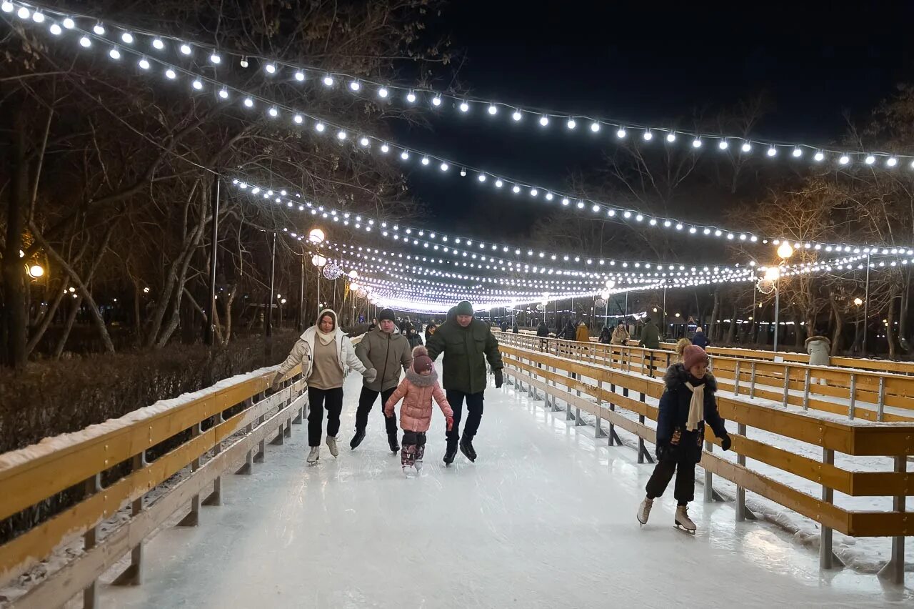 Каток парк горького когда закрытие. Центральный парк Красноярск каток. Каток парк Горького Красноярск. Парк Тищенко Челябинск каток. Каток в Центральном парке Красноярск 2022.