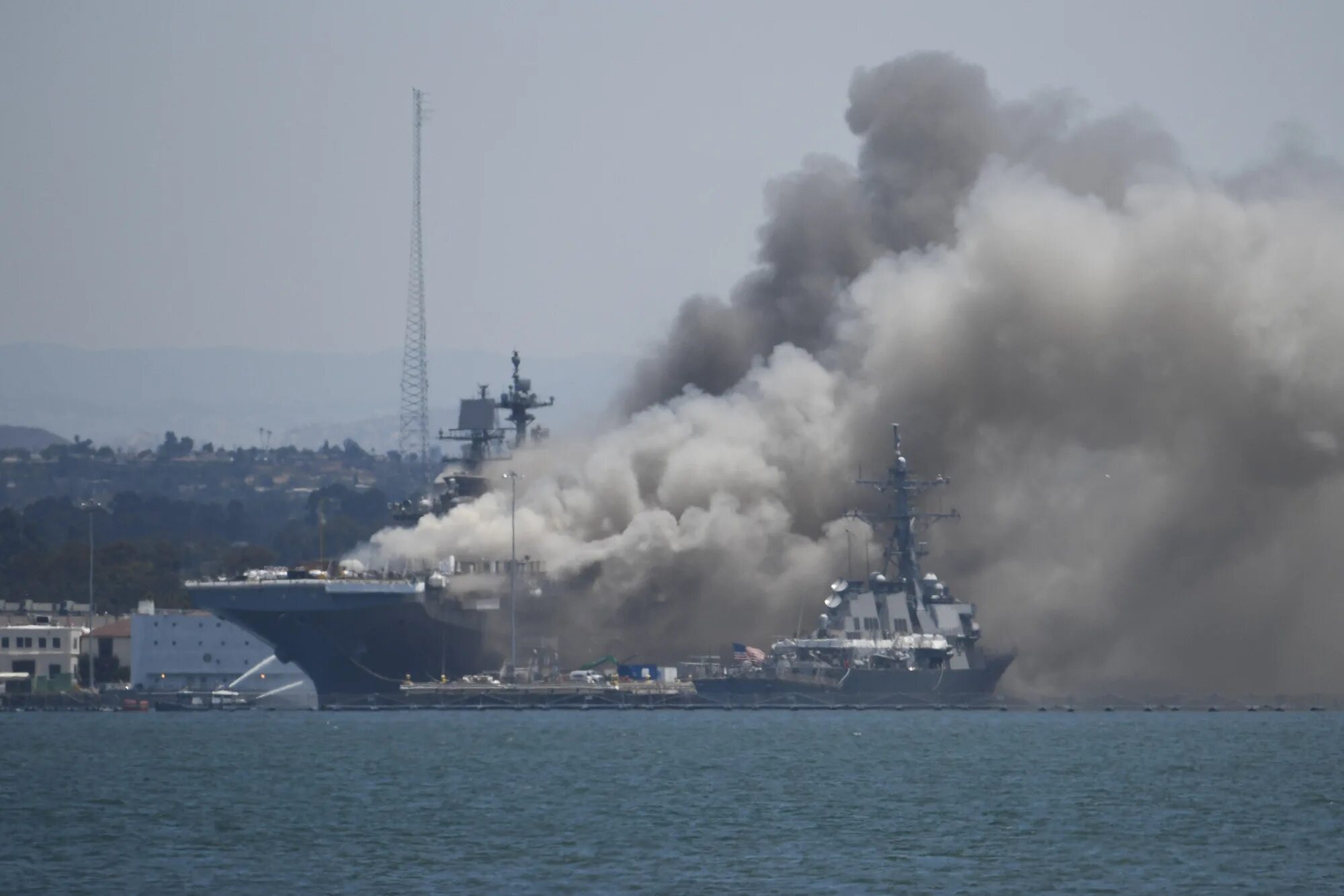 Bonhomme Richard ВМС США. Пожар на корабле ВМС США В Сан Диего. Пожар на американском корабле Bonhomme Richard. Подрыв американского эсминца Коул.