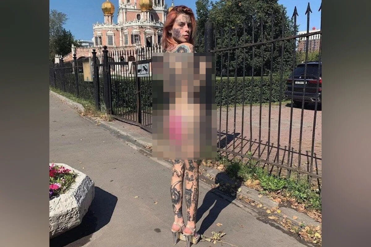 Мармазетка с красивыми сиськами возле музея (8 фото)