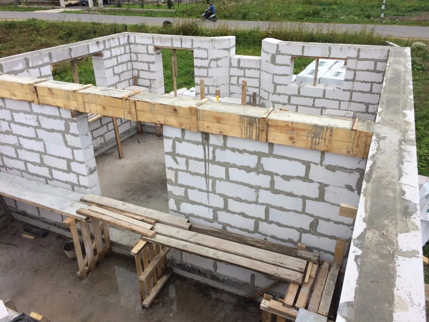 Строительство дома из газобетона. Поэтапное строительство из газобетона. Дом из газобетона. Строительство дома из газобетона. Стройка домов из пеноблоков.