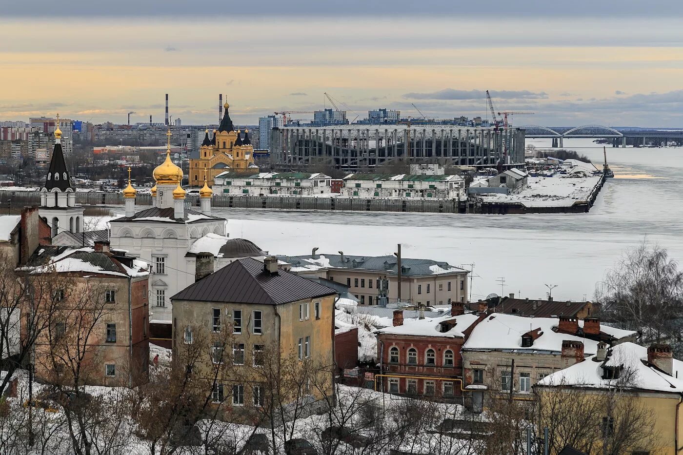 Погода в нижнем новгороде в феврале. Оттепель Нижний Новгород стрелка. Зимняя стрелка Нижний Новгород. Нижний Новгород стрелка зимой. Нижний Новгород зима стрелка.