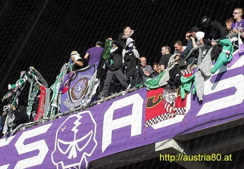 Рапид вена аустрия вена. Рапид Вена ультрас. Austria Wien ультрас. ФК Аустрия Вена. Ультрас Рапид Вена Гладиатор.