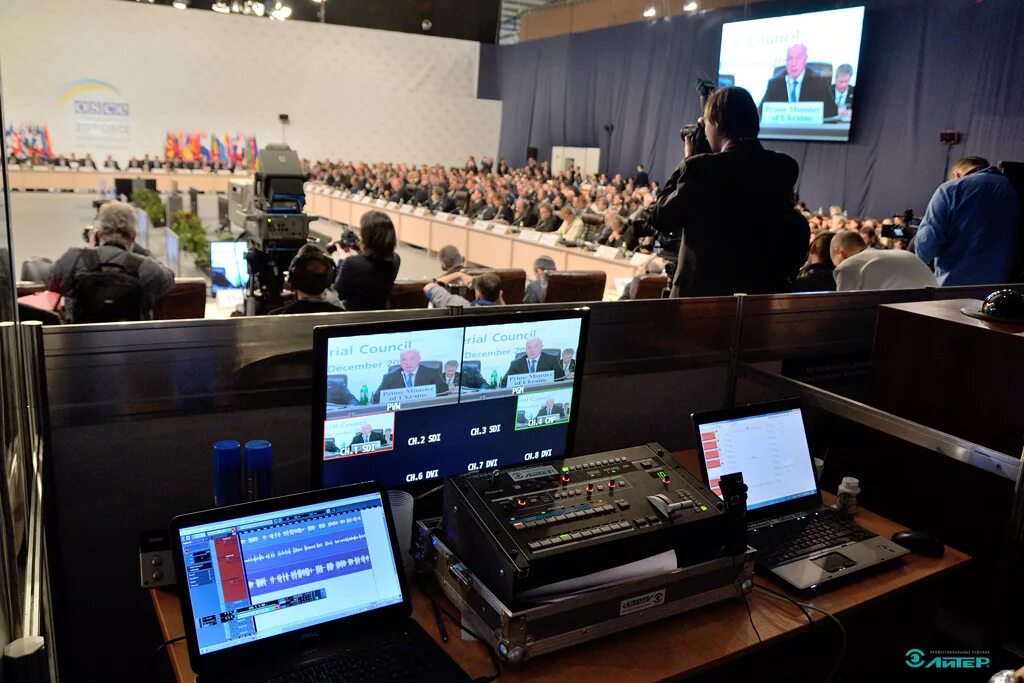 Max simultaneous 1 simultaneous. Переводчик на конференции. Рабочее место синхрониста. Устный синхронный перевод. Устный переводчик.