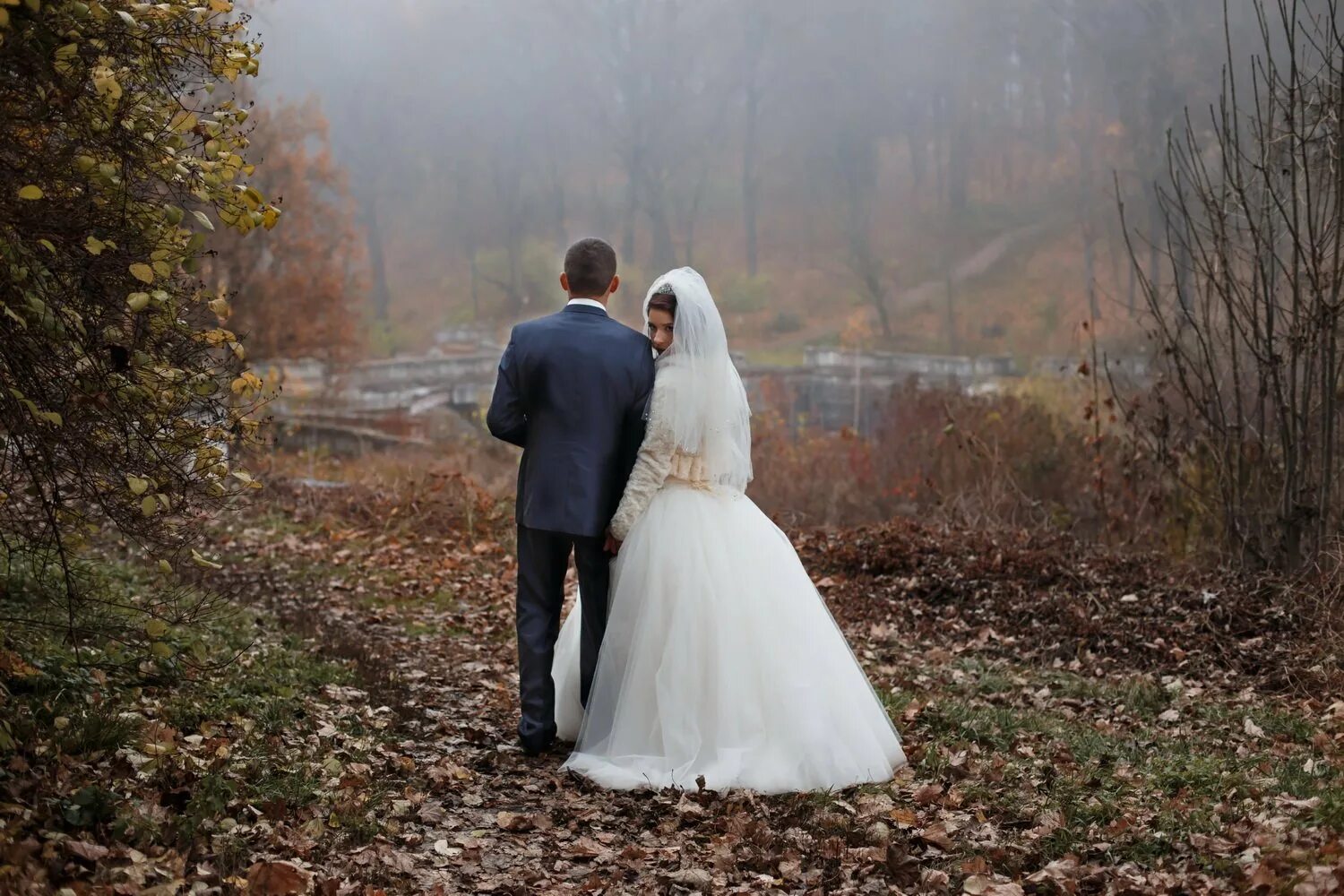 свадебная фотосессия в ноябре на улице. вот стою у ресторана замуж. замуж поздно. жениться позже. я с кумой у ресторана.