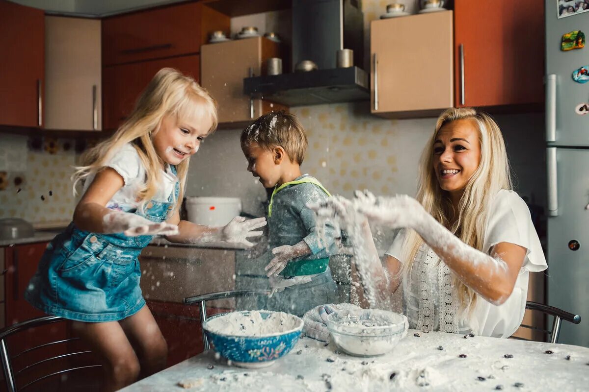 Кухня для детей. Семья на кухне. Мама с ребенком на кухне. Фотосессия малыша на кухне. Быт муж дети