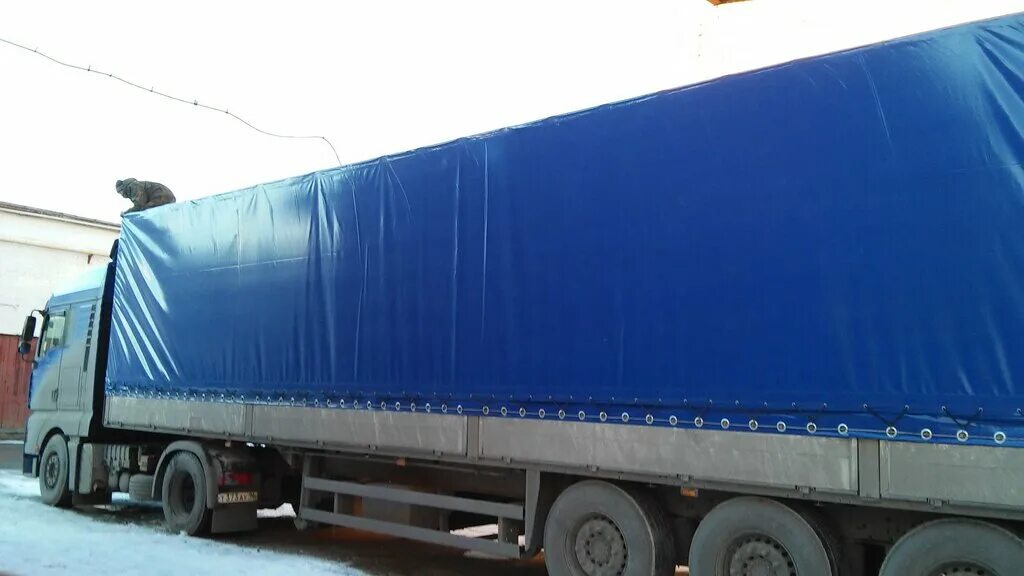 Тентованный прицеп. Полог для грузового автомобиля. Тентованный автомобиль для грузоперевозок. Тентованный фото. 2.