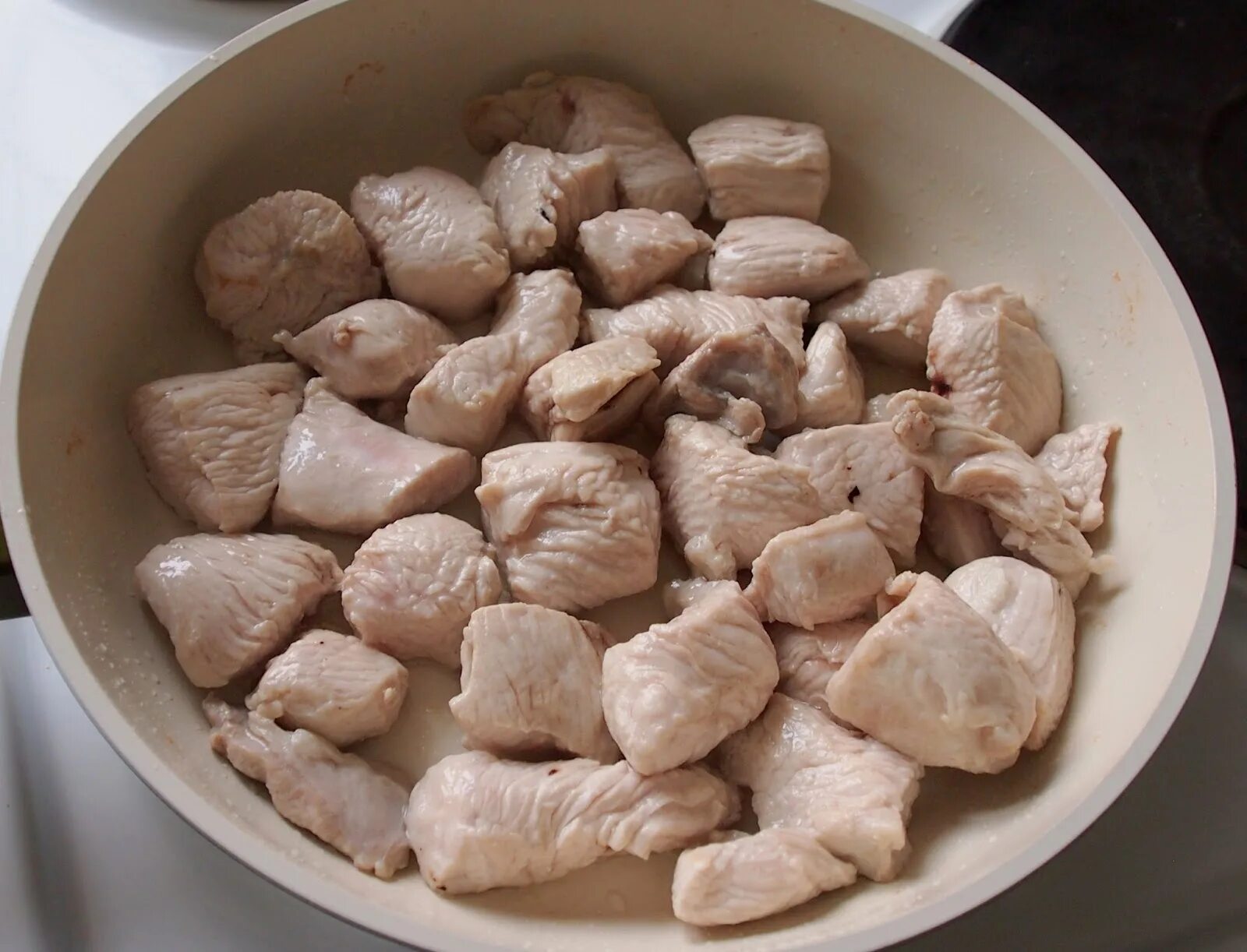 Сколько варить филе индейки в кастрюле. Индейка отварная. мясо индейки вареное. индейка филе отварная. индюшка вареная.