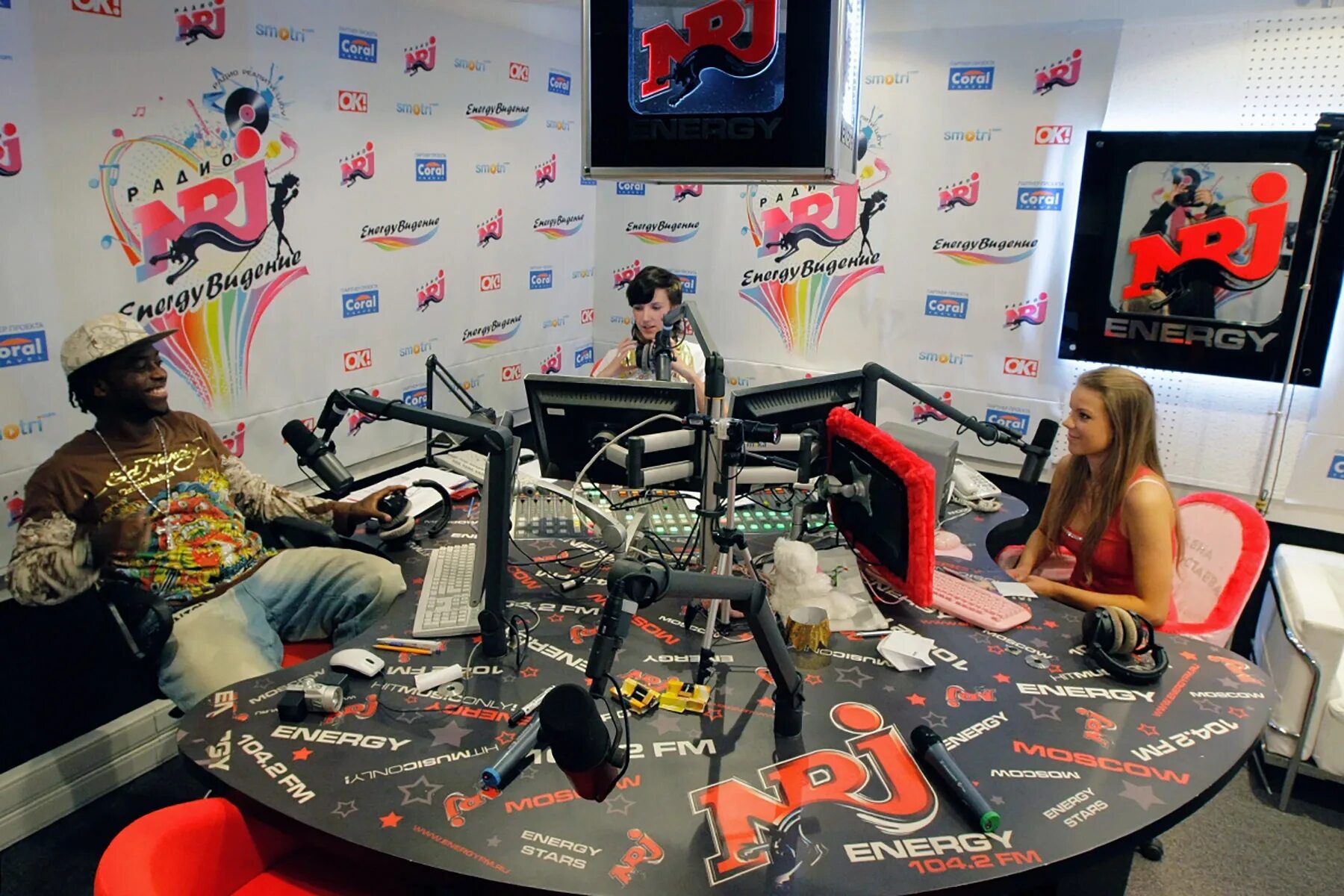 Радио energy частота. Радио energy. Радио энерджи реклама. Джойстики радио энерджи ведущие фото. Радио энерджи лист.