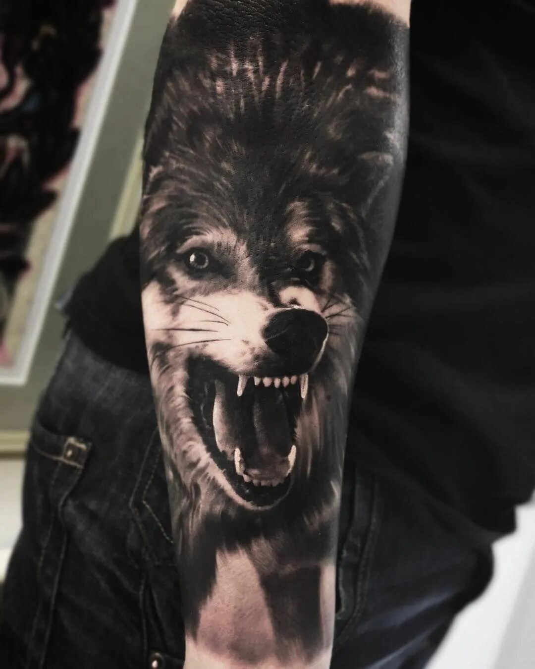 волк на кисти. тату на руку оскал. тату на руку оскал. тату на руку оскал. тату пасть волка.