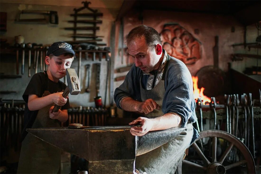 Ваня был на экскурсии в кузнечной мастерской. Кузница Бородиных во Владимире. Владимирский музей кузница Бородиных. Кузница Бородина во Владимире.