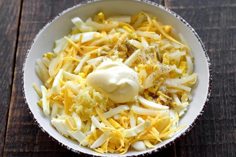 Рецепт кальмара с сыром. Салат с кальмарами. салат с кальмарами и яйцом. салат из кальмаров с сыром. салат с кальмарами и сыром.