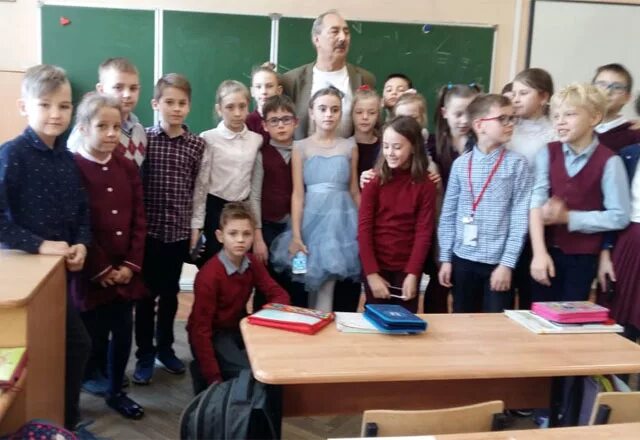 169 школа петербург. Школа 169 санкт-петербург. 169 школа центрального района. Средняя школа с углубленным изучением английского языка. Школы центрального района санкт-петербурга.