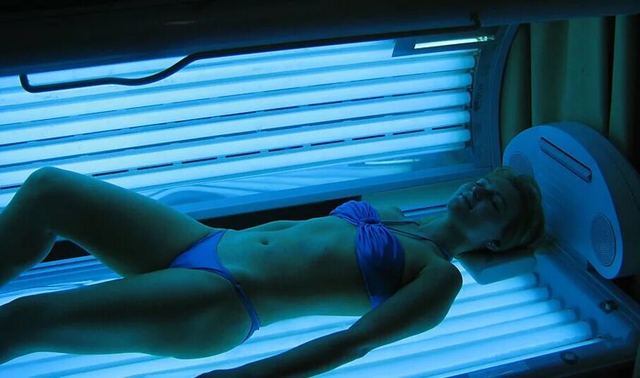 Девушка в солярии в очках. Телки в солярии. Хожу солярий. Правильный загар в солярии. Хожу солярий.