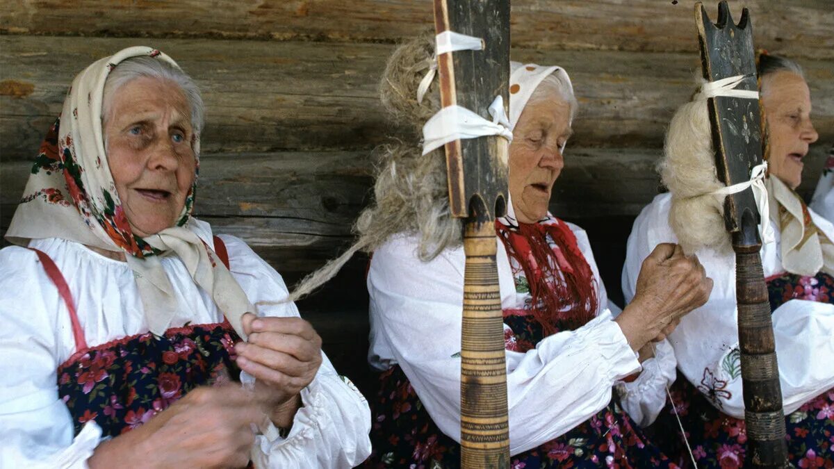 Старуха прядет. Бабушка с прялкой. Женщина прядет. Старуха с прялкой. Прядет на прялке.