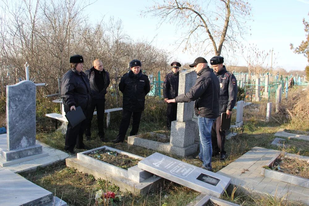 Погода в ханской на 10 дней. Старое кладбище Майкоп. Г Майкоп станица Ханская. Городское кладбище Майкоп. Кладбище станица Ленинградская.