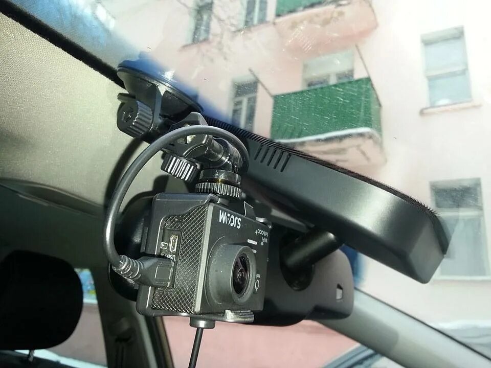 Регистратор 90. Видеорегистратор Kia Sportage 4. SJCAM sj4000 видеорегистратор. Экшн камера или видеорегистратор в машину. Держатель камеры мото видеорегистраторов.