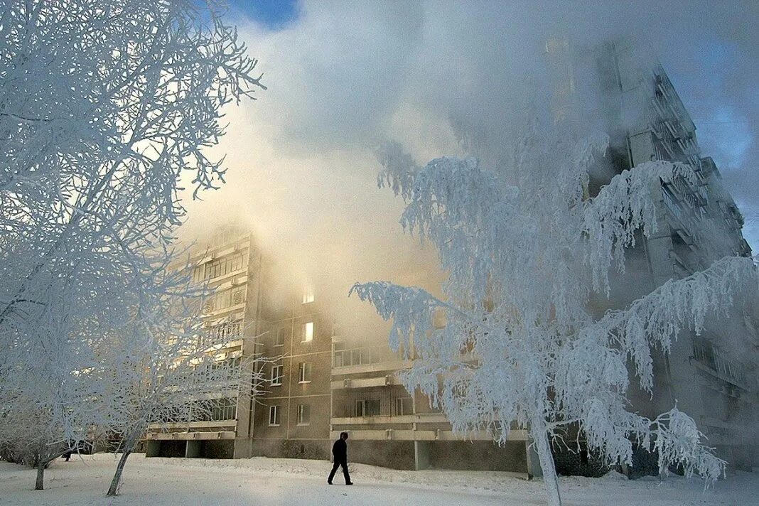 Климат в нашем городе суровый морозы начинаются. Сильный Мороз. Зима Мороз город. Морозная зима в городе. Сильный Мороз в городе.