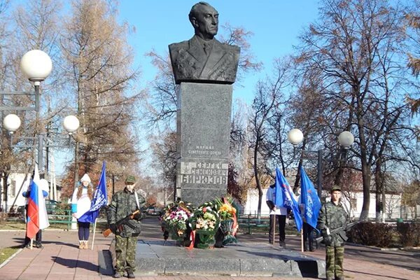 Маршал бирюзов памятник. Бирюзов скопин. Памятник бирюзову в скопине. Бирюзов скопин. Город скопин памятник бирюзова площадь.