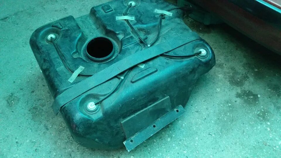 Топливный бак ленд ровер дискавери 2. Авиационный топливный бак. Топливный бак рендж ровер 2. Объем топливного бака ленд ровер дискавери 4. Wfe500791.