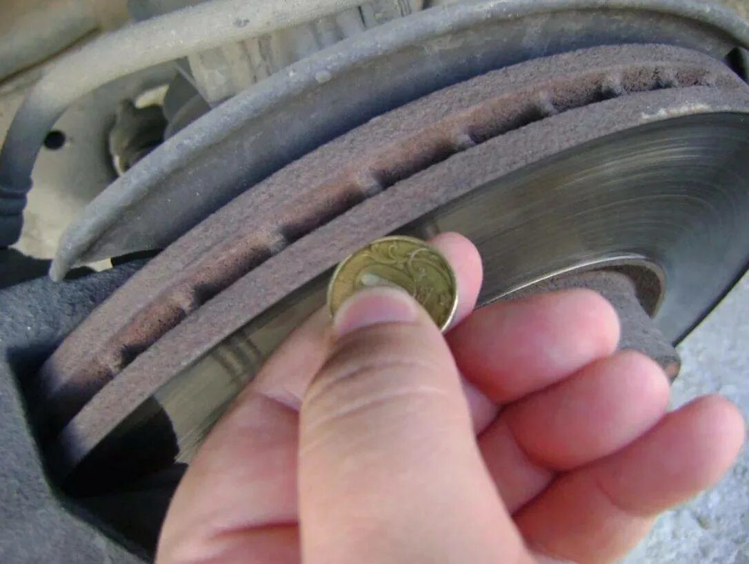 Через сколько нужно менять тормозные колодки. Изношенный тормозной диск. Износ тормозных дисков. Изношенные тормозные колодки и диски. Изношенная тормозная колодка.