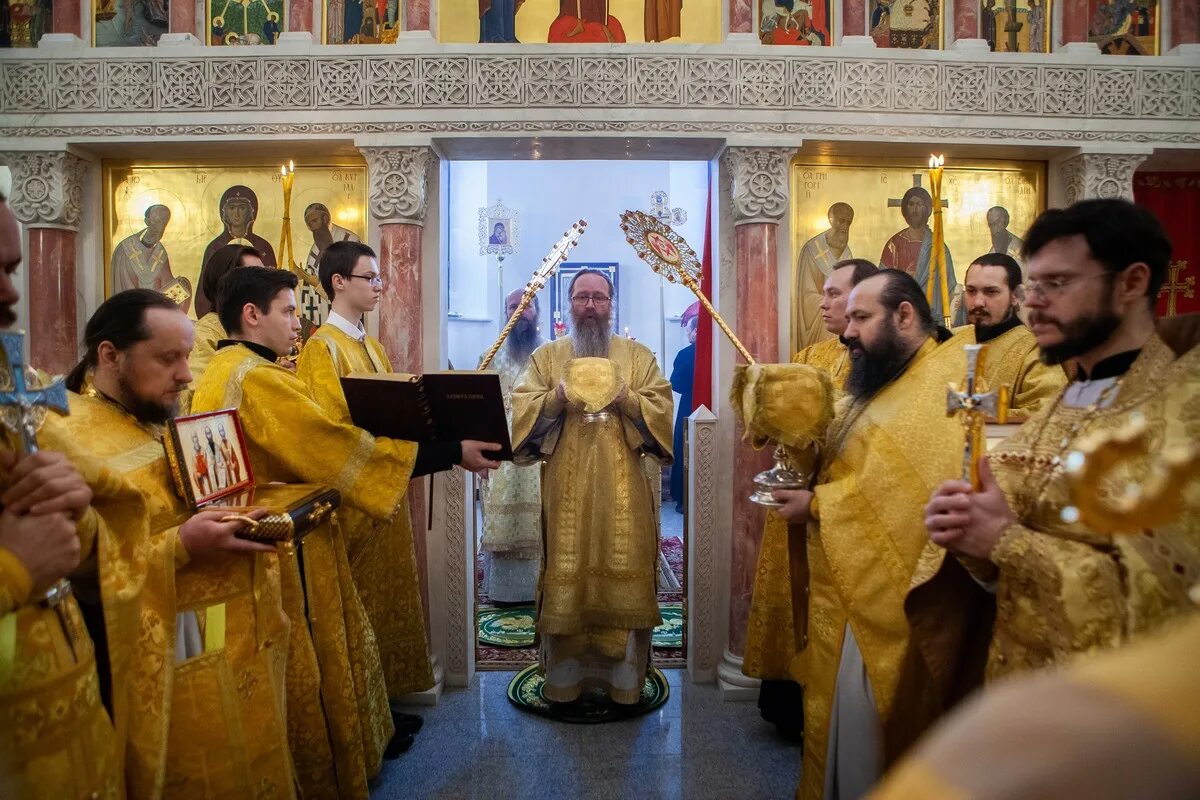 Богослужение в греческой церкви. Божественная литургия на греческом языке. Великий вход греческая литургия. Литургия на греческом. Богослужение в греческом храме.
