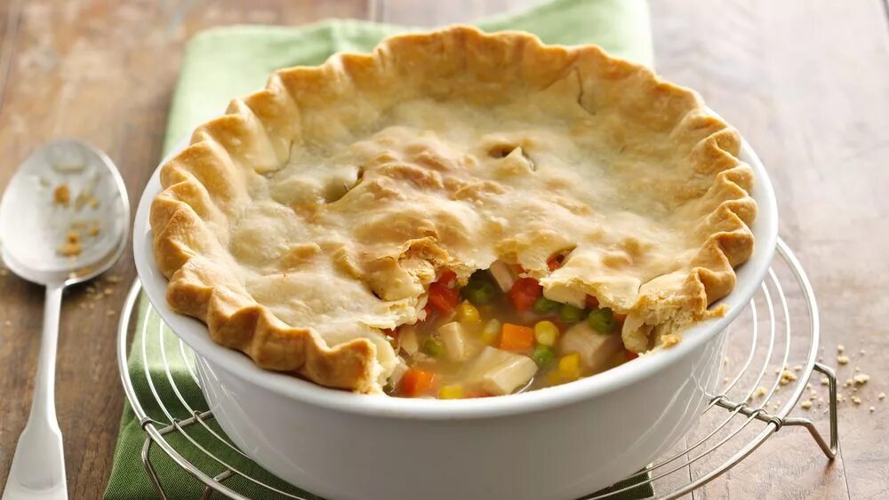 Пай с курицей. Пирог Pot pie. Пирог с курицей. Пирог с курицей в горшочке. Пот Пай с курицей.