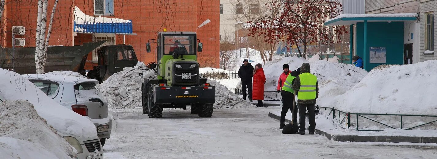 Зимой убирают снег с улиц. Снег в Новосибирске. Снежный март. Март снег.
