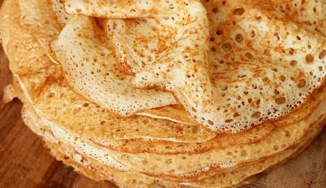 Блины на молоке с дырочками дрожжевые пышные. Кружевные блинчики. ажурные блины. блины с дырочками. блины на молоке.