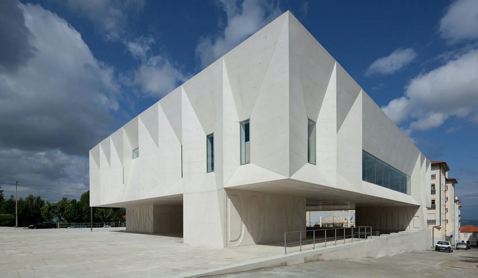 архбетон фасад. минимализм брутализм архитектура. архитектурный бетон в30. нео футуризм в архитектуре вилла. здания из железобетона.