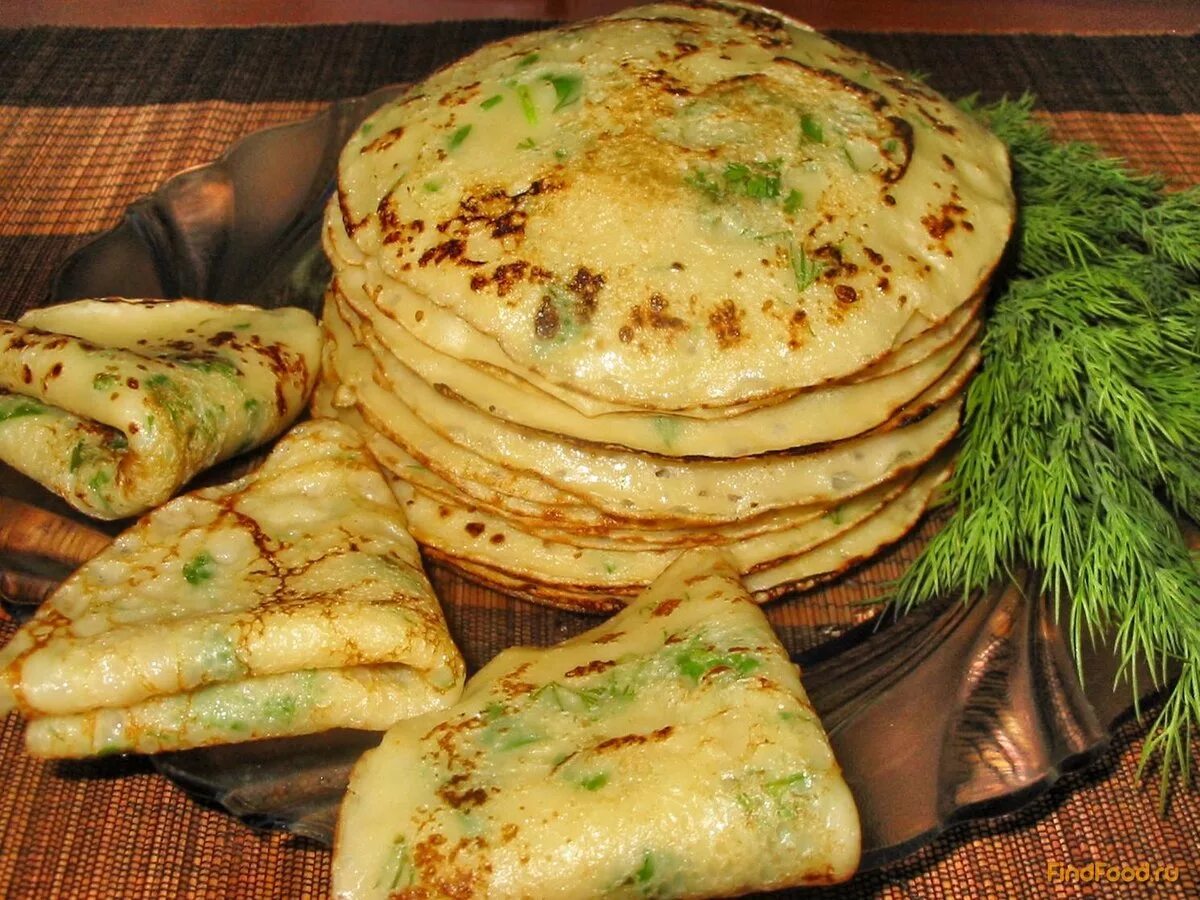 Сырные блинчики с зеленью. Блины с зеленью. Блины с сыром и зеленью. Сырные блины с зеленью. Блины с сыром и зеленью.