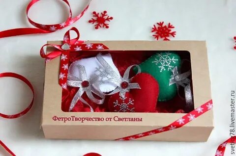 Елочные игрушки в зеленой коробке