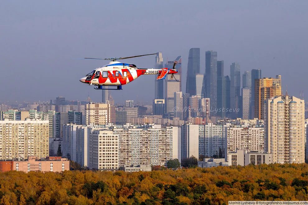 Вертолет над городом. Вертолет над Москвой. Вертолеты над МКАДОМ. Красный вертолет.