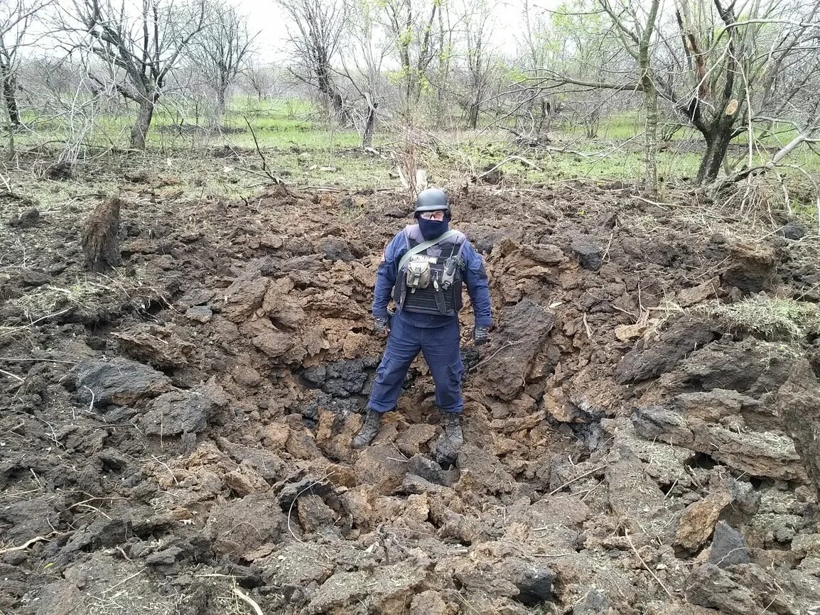 Воронка от снаряда ураган. Воронки от снарядов. Воронка от РСЗО. Воронка от ольхи. Бахмутское направление новости