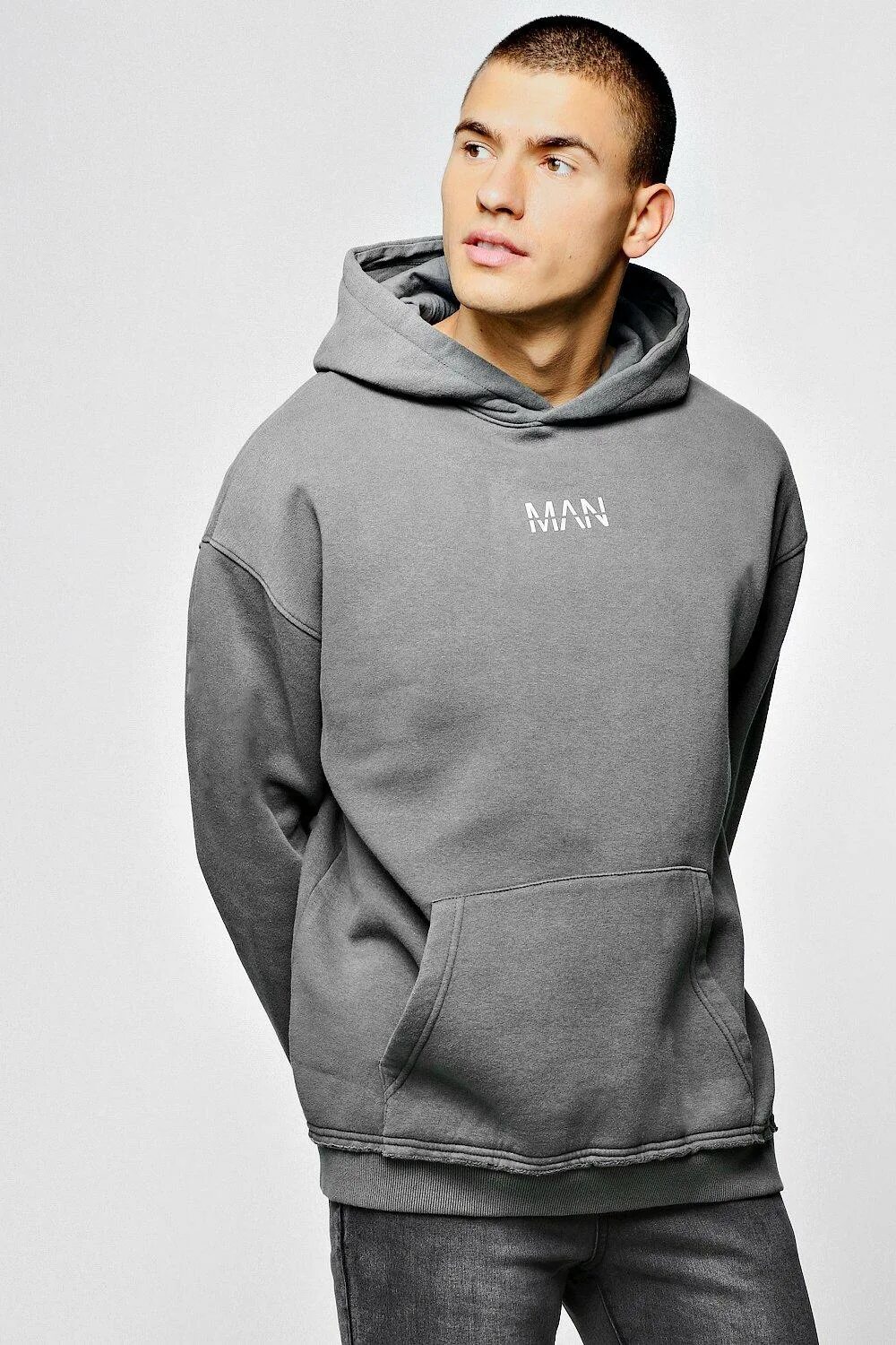 свитшот свободного кроя мужские. укороченная мужская кофта. толстовка classics oversized long sleeve crew neck men's sweatshirt. худи черное мужское. мужчина в свободной толстовке.