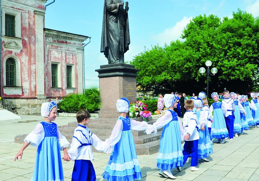 3 июня в городе. Праздник 25 июня в вышнем волочке выпускники. тверская область люди. выпускной г кашин. день города в кашине 2025 год фото.