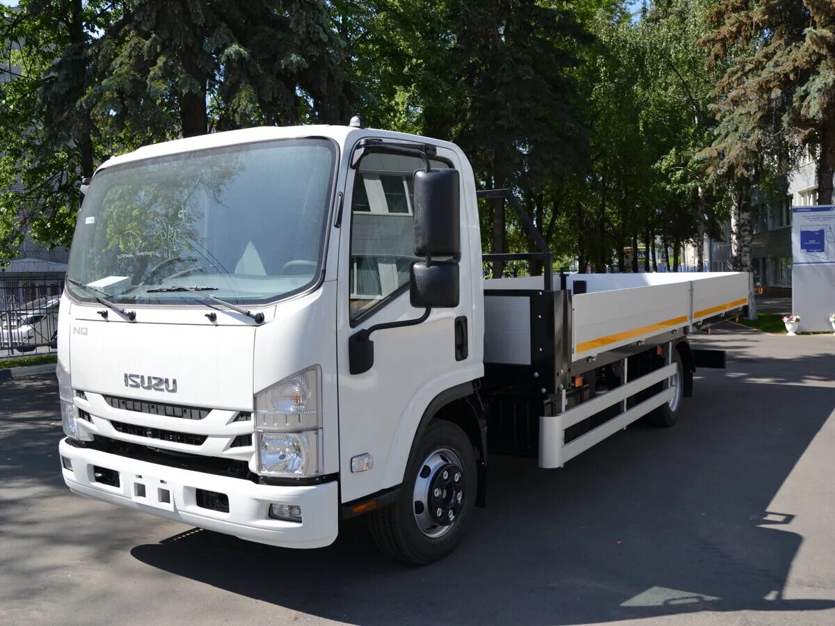 Автомобили бортовые до 5 т. Isuzu nqr90. Бортовой Исузу 75. Исузу бортовой 3.5 тонн. Исузу NMR 85 борт 3.5т.