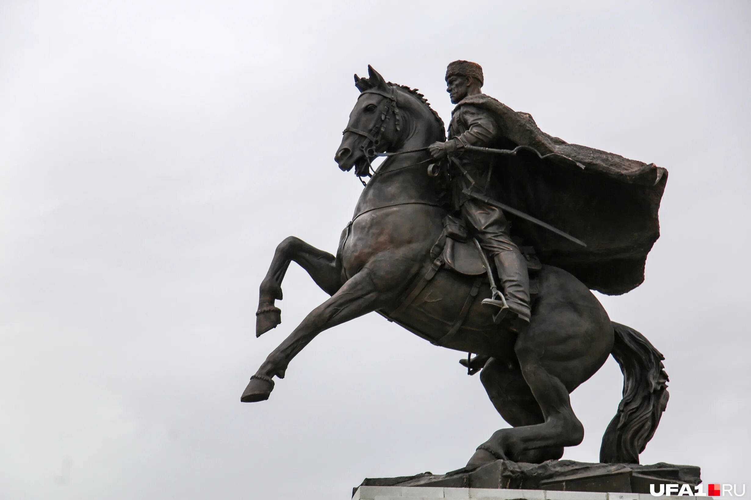 Шаймуратов генерал памятник в уфе. Памятник шаймуратову. Новый памятник в уфе генералу шаймуратову. Минигали шаймуратов памятник уфа. Памятник шаймуратову.
