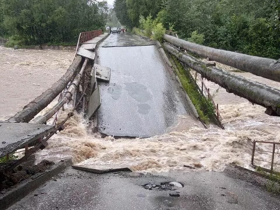Наводнение в Байкальске. Разрушенный мост. Разрушение моста из-за наводнения. Разрушенный мост после паводка.