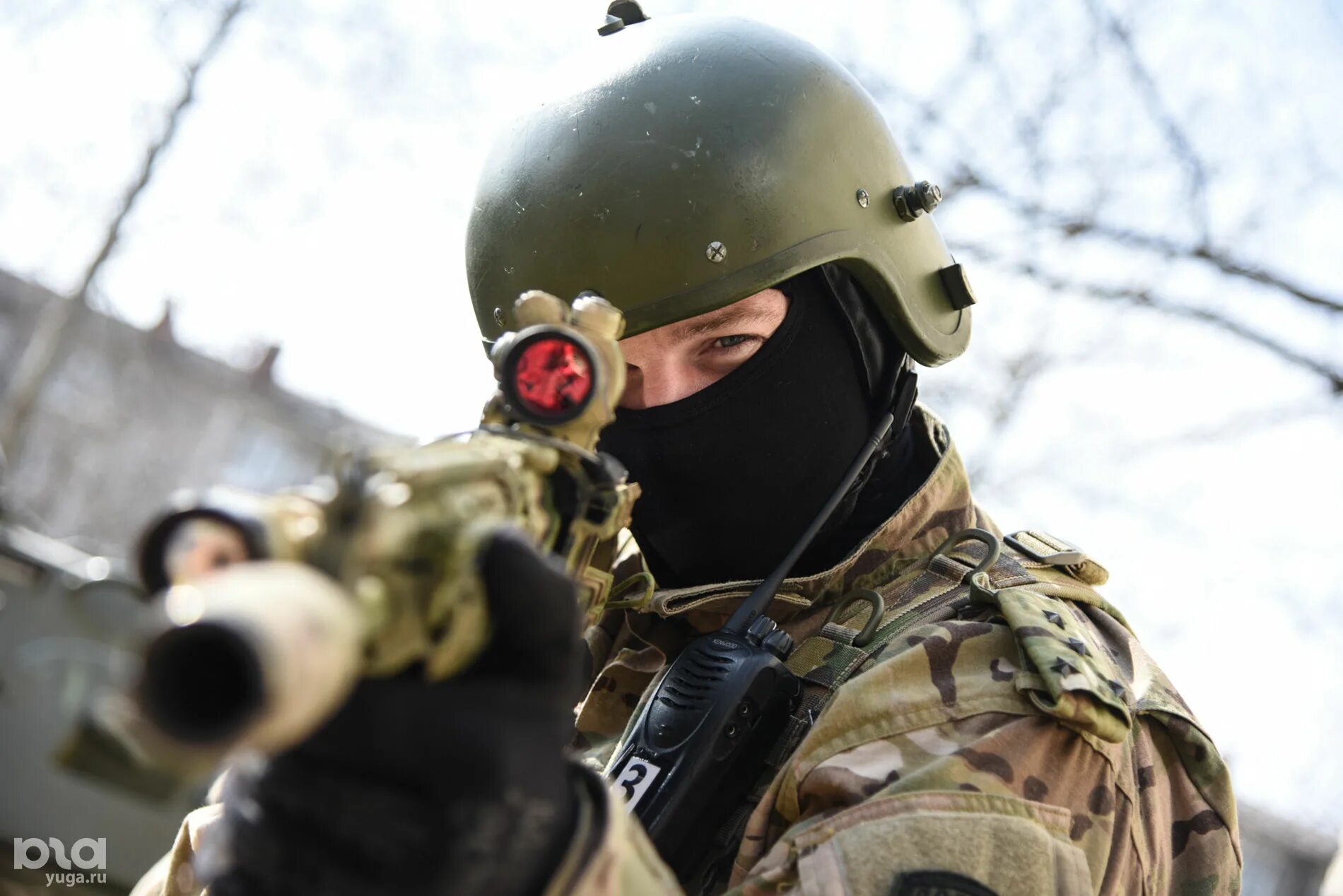 Боец в маске фото. Боец в маске фото. Маска спецназа. Экипировка swat. Шлем зш-1 спецназ фсин.