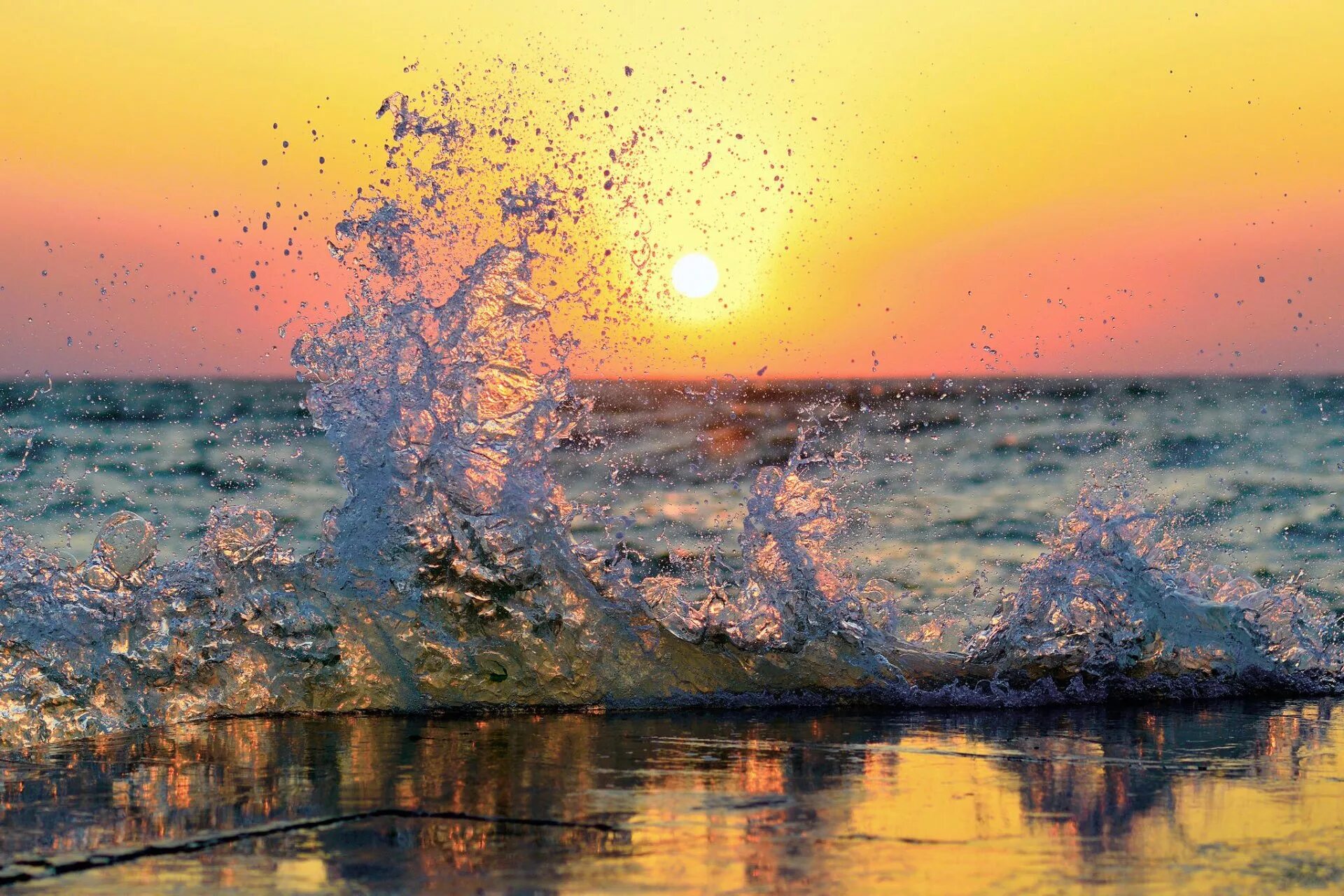 Тихий плеск воды. Море волны солнце. Море закат волны. Пейзаж море. Осеннее море.