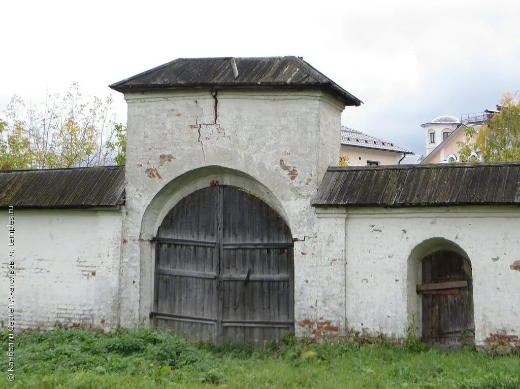 Воротов киров. Секционные ворота для гаража купить в кирове. Колыванские ворота. Санаторий кирова ворота вход. Северные ворота киров.