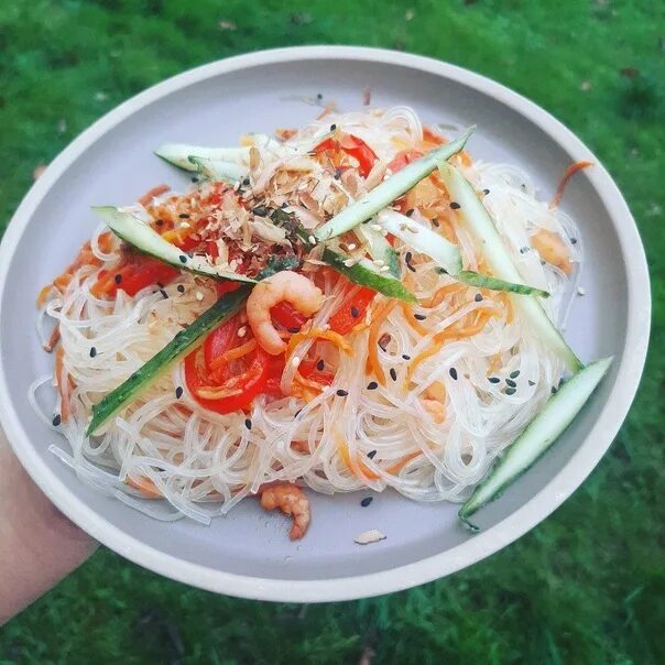 Постная фунчоза с овощами. Фунчоза с кальмарами терияки. Вок дары моря фунчоза. Фунчоза с кальмарами и овощами. Вок из фунчозы.