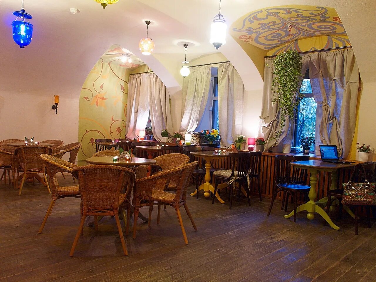 Сам пришел фото. Кафе Samadeva в Питере. Питер кафе "прекрасная зеленая. Казанская 31 Санкт-Петербург кафе. Недорогие кафе в Питере.