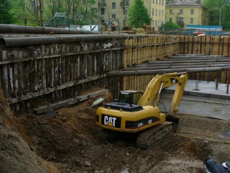 Проведение земельных работ. Земляные работы. котлован. строительный котлован. разработка котлована.
