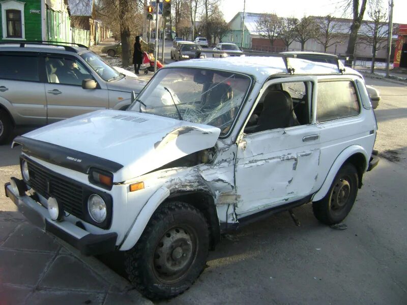 Нива сломана. Битая нива 2121. Бордовая шевроле нива разбитая. Нива сломана. Нива сломана.
