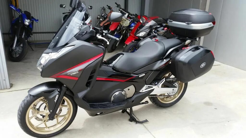 Мотоцикл хонда интегра 750. Хонда интегра 750. Honda integra 750 scooter. Максискутер хонда integra 750. Хонда макси скутер 750.