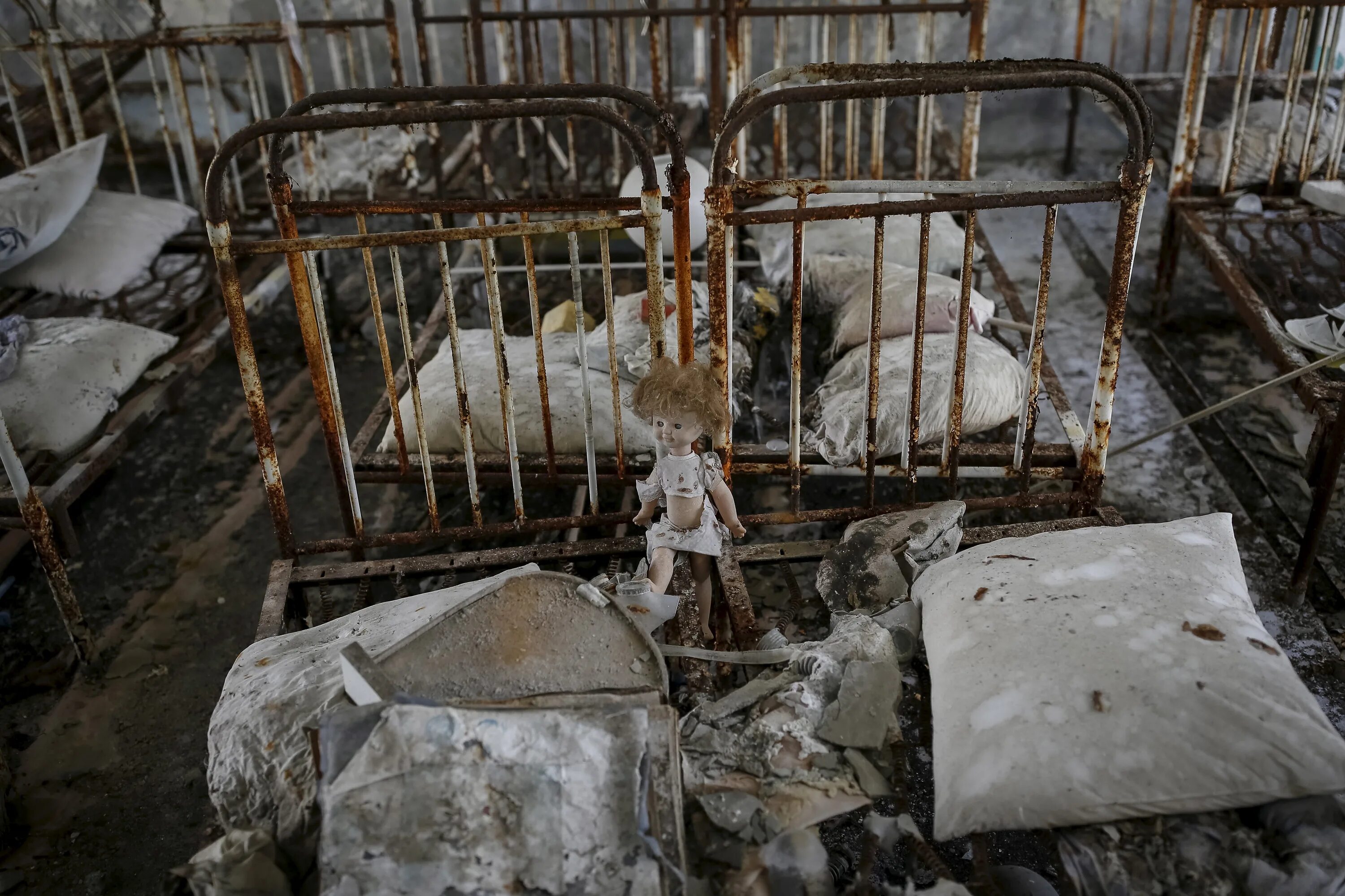 Когда можно жить в чернобыле. Город призрак Чернобыль Припять. Чернобыль Припять после взрыва. Припять ЧАЭС сейчас. Припять 30 лет спустя город призрак.